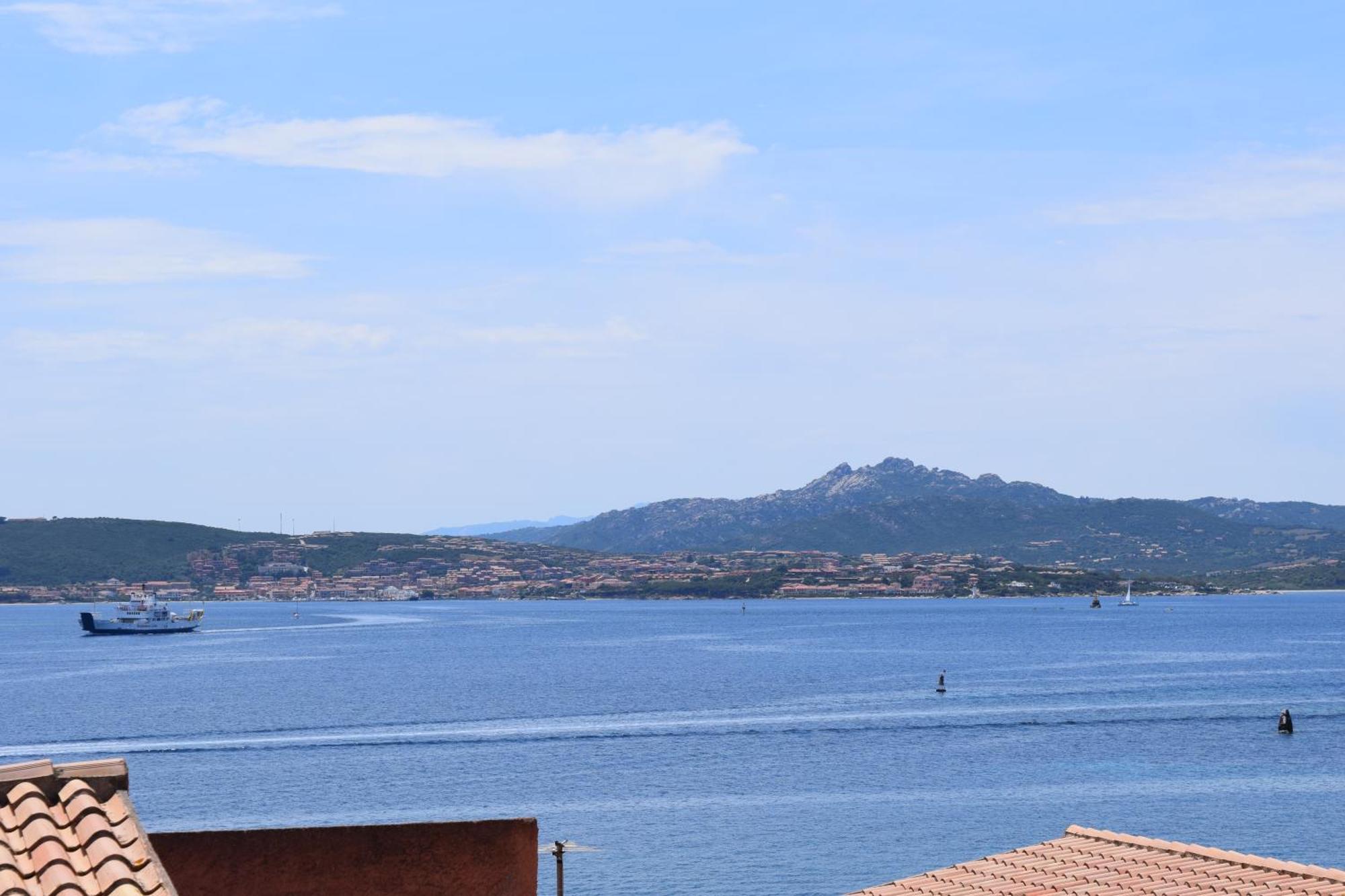 Appartamento Vista Mare A La Maddalena Exterior photo