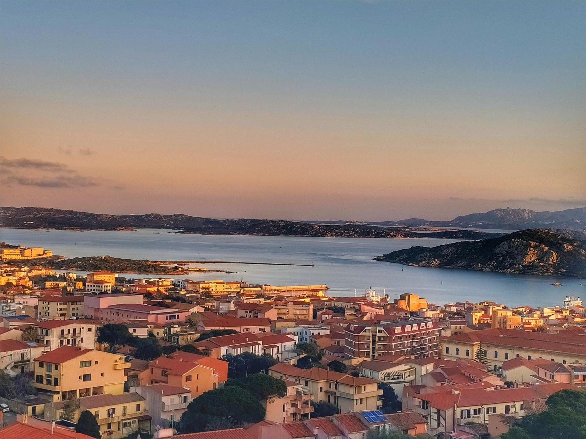 Appartamento Vista Mare A La Maddalena Exterior photo